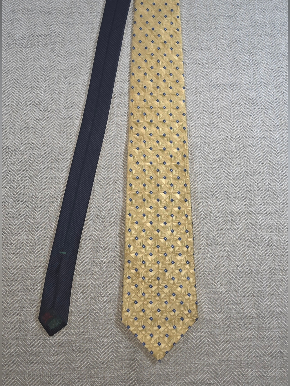 Vtg Tommy Hilfiger 100% Silk Men's Tie Gold w/ Blue Geometric Design Made in USA